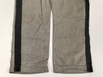 Graue Hose mit breiterm, schwarzen Besatz. Rückseitig breiter Riegel wie in der Zeit des 1. Weltkrieg üblich. Für mich nicht zuzuordnen, eventuell für Kriegsgefangene ?