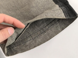 Graue Hose mit breiterm, schwarzen Besatz. Rückseitig breiter Riegel wie in der Zeit des 1. Weltkrieg üblich. Für mich nicht zuzuordnen, eventuell für Kriegsgefangene ?