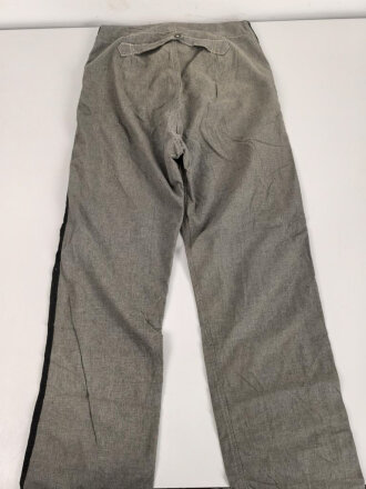 Graue Hose mit breiterm, schwarzen Besatz. Rückseitig breiter Riegel wie in der Zeit des 1. Weltkrieg üblich. Für mich nicht zuzuordnen, eventuell für Kriegsgefangene ?