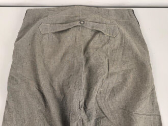 Graue Hose mit breiterm, schwarzen Besatz. Rückseitig breiter Riegel wie in der Zeit des 1. Weltkrieg üblich. Für mich nicht zuzuordnen, eventuell für Kriegsgefangene ?