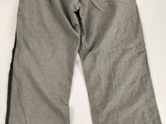 Graue Hose mit breiterm, schwarzen Besatz. Rückseitig breiter Riegel wie in der Zeit des 1. Weltkrieg üblich. Für mich nicht zuzuordnen, eventuell für Kriegsgefangene ?