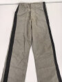 Graue Hose mit breiterm, schwarzen Besatz. Rückseitig breiter Riegel wie in der Zeit des 1. Weltkrieg üblich. Für mich nicht zuzuordnen, eventuell für Kriegsgefangene ?
