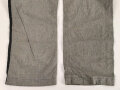 Graue Hose mit breiterm, schwarzen Besatz. Rückseitig breiter Riegel wie in der Zeit des 1. Weltkrieg üblich. Für mich nicht zuzuordnen, eventuell für Kriegsgefangene ?