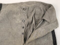 Graue Hose mit breiterm, schwarzen Besatz. Rückseitig breiter Riegel wie in der Zeit des 1. Weltkrieg üblich. Für mich nicht zuzuordnen, eventuell für Kriegsgefangene ?