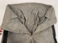 Graue Hose mit breiterm, schwarzen Besatz. Rückseitig breiter Riegel wie in der Zeit des 1. Weltkrieg üblich. Für mich nicht zuzuordnen, eventuell für Kriegsgefangene ?