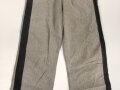 Graue Hose mit breiterm, schwarzen Besatz. Rückseitig breiter Riegel wie in der Zeit des 1. Weltkrieg üblich. Für mich nicht zuzuordnen, eventuell für Kriegsgefangene ?