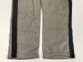 Graue Hose mit breiterm, schwarzen Besatz. Rückseitig breiter Riegel wie in der Zeit des 1. Weltkrieg üblich. Für mich nicht zuzuordnen, eventuell für Kriegsgefangene ?
