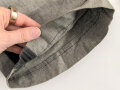 Graue Hose mit breiterm, schwarzen Besatz. Rückseitig breiter Riegel wie in der Zeit des 1. Weltkrieg üblich. Für mich nicht zuzuordnen, eventuell für Kriegsgefangene ?