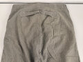 Graue Hose mit breiterm, schwarzen Besatz. Rückseitig breiter Riegel wie in der Zeit des 1. Weltkrieg üblich. Für mich nicht zuzuordnen, eventuell für Kriegsgefangene ?