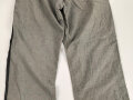 Graue Hose mit breiterm, schwarzen Besatz. Rückseitig breiter Riegel wie in der Zeit des 1. Weltkrieg üblich. Für mich nicht zuzuordnen, eventuell für Kriegsgefangene ?