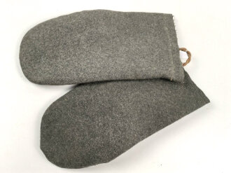 Paar feldgraue Winterhandschuhe, höchstwahrscheinlich aus der Zeit des 1. Weltkrieg, nicht paarig