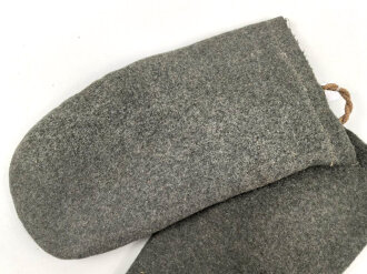 Paar feldgraue Winterhandschuhe, höchstwahrscheinlich aus der Zeit des 1. Weltkrieg, nicht paarig