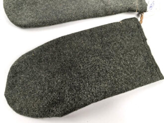 Paar feldgraue Winterhandschuhe, höchstwahrscheinlich aus der Zeit des 1. Weltkrieg, nicht paarig