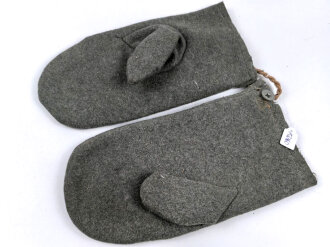 Paar feldgraue Winterhandschuhe, höchstwahrscheinlich aus der Zeit des 1. Weltkrieg, nicht paarig