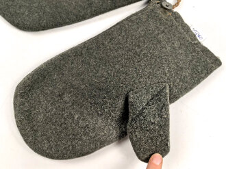 Paar feldgraue Winterhandschuhe, höchstwahrscheinlich aus der Zeit des 1. Weltkrieg, nicht paarig