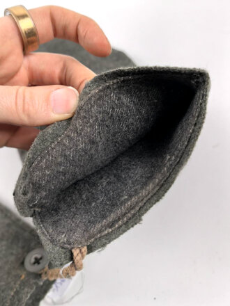Paar feldgraue Winterhandschuhe, höchstwahrscheinlich aus der Zeit des 1. Weltkrieg, nicht paarig