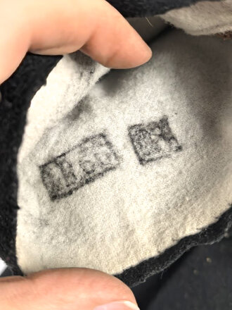 Paar schwarze Winterhandschuhe, höchstwahrscheinlich aus der Zeit des 1. Weltkrieg, Kammergestempelt