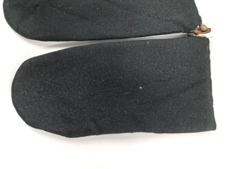 Paar schwarze Winterhandschuhe, höchstwahrscheinlich aus der Zeit des 1. Weltkrieg, Kammergestempelt