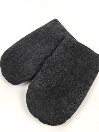Paar schwarze Winterhandschuhe, höchstwahrscheinlich aus der Zeit des 1. Weltkrieg, keinerlei Stempelung
