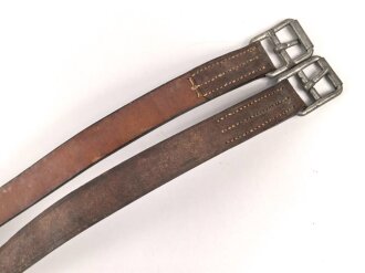 Tschechoslowakei, Paar Steigbügelriemen datiert 1936. Leder angetrocknet, nicht gereinigt