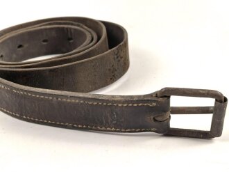 1. Weltkrieg, Lederriemen für Kavallerie oder bespannte Artillerie. Datiert 1917. Breite 3,3cm, Gesamtlänge 172cm