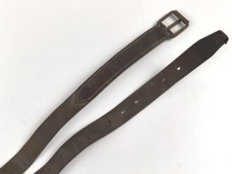1. Weltkrieg, Lederriemen für Kavallerie oder bespannte Artillerie. Datiert 1917. Breite 3,3cm, Gesamtlänge 172cm