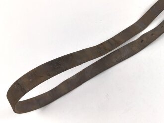 1. Weltkrieg, Lederriemen für Kavallerie oder bespannte Artillerie. Datiert 1917. Breite 3,3cm, Gesamtlänge 172cm