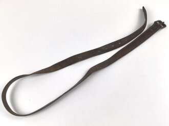 1. Weltkrieg, Lederriemen für Kavallerie oder bespannte Artillerie. Datiert 1917. Breite 3,3cm, Gesamtlänge 172cm