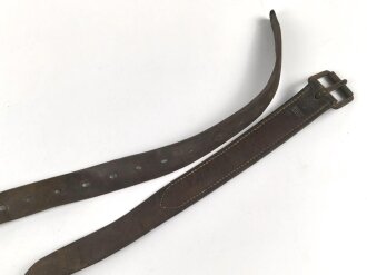 1. Weltkrieg, Lederriemen für Kavallerie oder bespannte Artillerie. Datiert 1917. Breite 3,3cm, Gesamtlänge 172cm