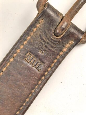 1. Weltkrieg, Lederriemen für Kavallerie oder bespannte Artillerie. Datiert 1917. Breite 3,3cm, Gesamtlänge 172cm