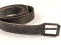 1. Weltkrieg, Lederriemen für Kavallerie oder bespannte Artillerie. Datiert 1917. Breite 3,3cm, Gesamtlänge 172cm