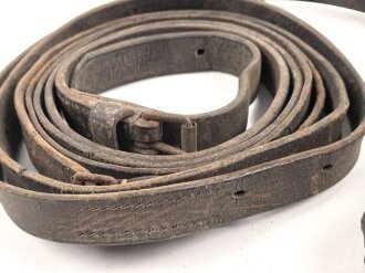 1. Weltkrieg, Lederriemen für Kavallerie oder bespannte Artillerie. Datiert 1916. Breite 2cm, Gesamtlänge 320cm
