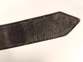 1. Weltkrieg, Lederriemen für Kavallerie oder bespannte Artillerie. Datiert 1916. Breite 2cm, Gesamtlänge 320cm