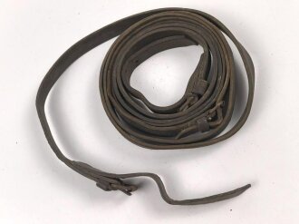 1. Weltkrieg, Lederriemen für Kavallerie oder bespannte Artillerie. Datiert 1916. Breite 2cm, Gesamtlänge 320cm