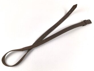 1. Weltkrieg, Lederriemen für Kavallerie oder bespannte Artillerie. Datiert 1917. Breite 3cm, Gesamtlänge 165cm