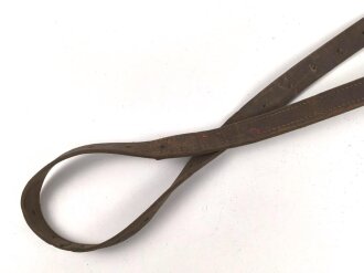 1. Weltkrieg, Lederriemen für Kavallerie oder bespannte Artillerie. Datiert 1917. Breite 3cm, Gesamtlänge 165cm
