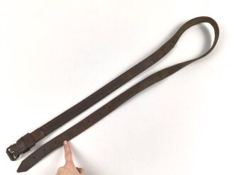 1. Weltkrieg, Lederriemen für Kavallerie oder bespannte Artillerie. Datiert 1917. Breite 3cm, Gesamtlänge 165cm