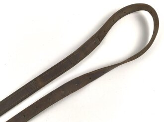 1. Weltkrieg, Lederriemen für Kavallerie oder bespannte Artillerie. Datiert 1917. Breite 3cm, Gesamtlänge 165cm