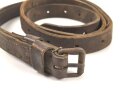 1. Weltkrieg, Lederriemen für Kavallerie oder bespannte Artillerie. Datiert 1917. Breite 3cm, Gesamtlänge 165cm