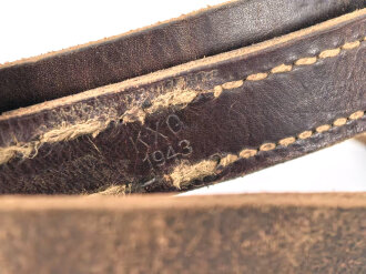 Wehrmacht, Lederriemen für Kavallerie oder bespannte Artillerie. Datiert 1943. Breite 2,5cm, Gesamtlänge  etwa 940cm