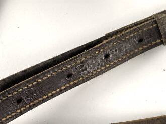 Wehrmacht, Lederriemen für Kavallerie oder bespannte Artillerie. Datiert 1943. Breite 2,5cm, Gesamtlänge  etwa 940cm