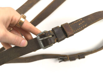 Wehrmacht, Lederriemen für Kavallerie oder bespannte Artillerie. Datiert 1943. Breite 2,5cm, Gesamtlänge  etwa 940cm