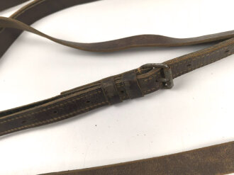 Wehrmacht, Lederriemen für Kavallerie oder bespannte Artillerie. Datiert 1943. Breite 2,5cm, Gesamtlänge  etwa 940cm