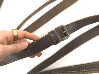 Wehrmacht, Lederriemen für Kavallerie oder bespannte Artillerie. Datiert 1943. Breite 2,5cm, Gesamtlänge  etwa 940cm