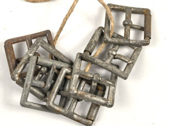 Sieben Metallbeschläge für Steigbügelhalter