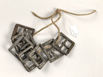 Sieben Metallbeschläge für Steigbügelhalter