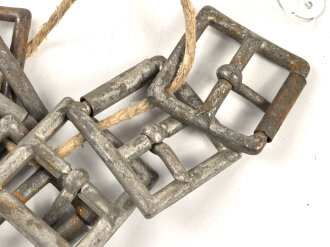 Sieben Metallbeschläge für Steigbügelhalter