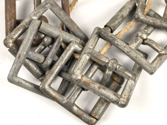 Sieben Metallbeschläge für Steigbügelhalter