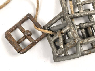 Sieben Metallbeschläge für Steigbügelhalter