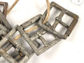 Sieben Metallbeschläge für Steigbügelhalter